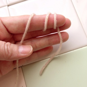 かぎ針編み、輪の作り目をつくるために、人差し指に毛糸を2回まきつけた