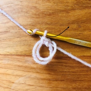 かぎ針編み、輪の作り目にくさり編みを1目編む