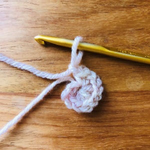かぎ針編み、丸いモチーフの1段目、輪の作り目を引き締める
