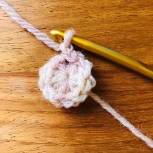 かぎ針編み、丸いモチーフの2段目くさり編み1目編んだところ