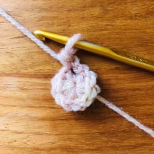 かぎ針編み、丸いモチーフの2段目、細編みを1目編んだところ