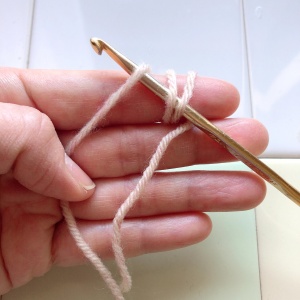 かぎ針編み、人差し指に毛糸を2回まきつけて、1目ひきだすところ