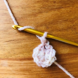 かぎ針編み、長編みを編むためにかぎ針に糸をひっかけている