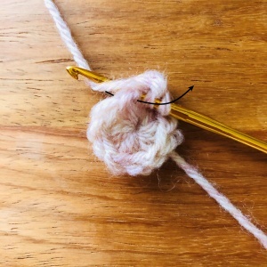 鉤針編み糸をひっかけてひと目引き抜く