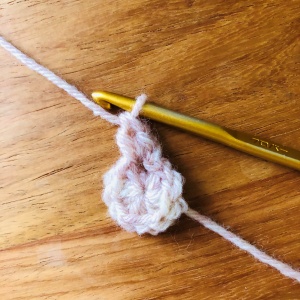 かぎ針編み、丸いモチーフの2段目、長編みを1目編み終わった