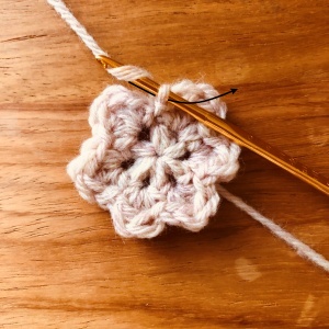かぎ針編みのお花のモチーフ、最後の引き抜き編み