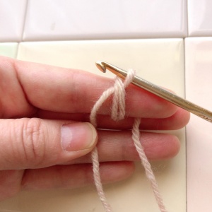 かぎ針編み、輪の作り目を作っているとこと