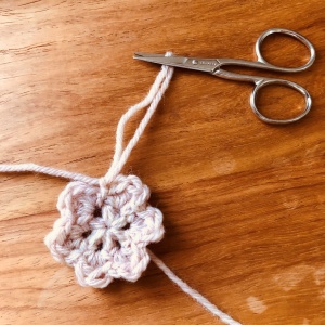 かぎ針編み、糸端を15センチほど残しはさみでカットする