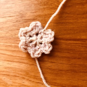 かぎ針編み2段目、花のモチーフが編みあがった