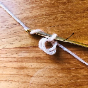かぎ針編み、輪の作り目の鎖編みを編む
