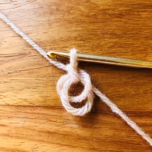 かぎ針編み、輪の作り目から細編みが1目編めたところ