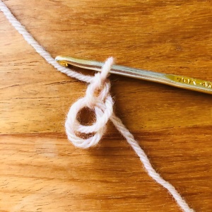 かぎ針編み、わのつくりめから細編みが1目できたところ
