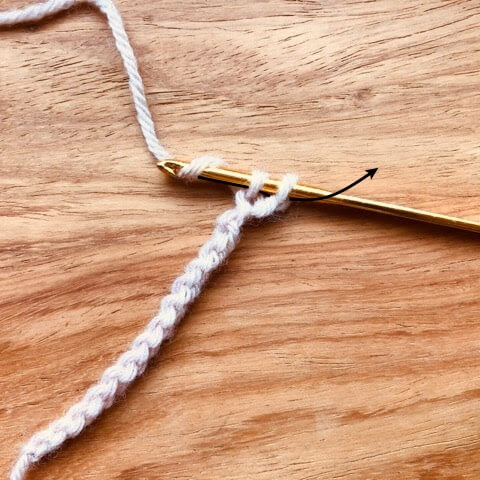 細編みの途中、かぎ針に糸をひっかけている